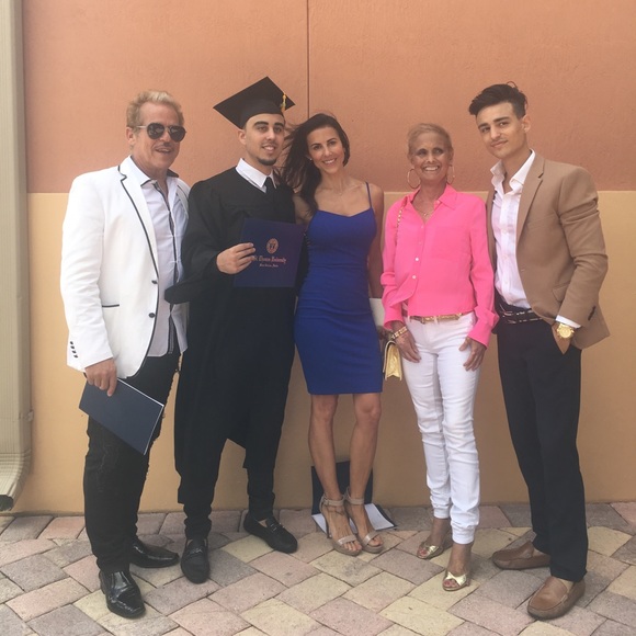 Meet your Posher, Lizz - Picture 2 of 3